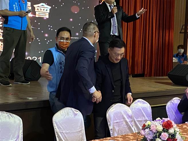 國民黨主席江啟臣（右1）和國民黨智庫副董事長連勝文（左2）6日皆出席南投縣青工總會會長交接布達典禮，兩人互動一般，僅簡單寒暄。（黃立杰攝）