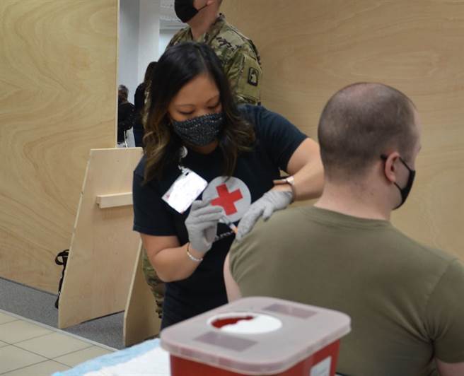 加拿大授權將嬌生疫苗納入批准清單內，同時將提前運送數以百萬劑的輝瑞疫苗。(圖/DVIDS)