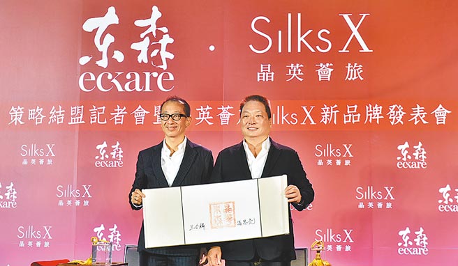 东森集团总裁王令麟（右）及晶华酒店董事长潘思亮（左）5日共同宣布，东森集团与晶华酒店集团进行合作，晶华国际酒店旗下品牌「Silks X 晶英荟旅」将于2025年进驻东森林口总部大楼。图／顏谦隆