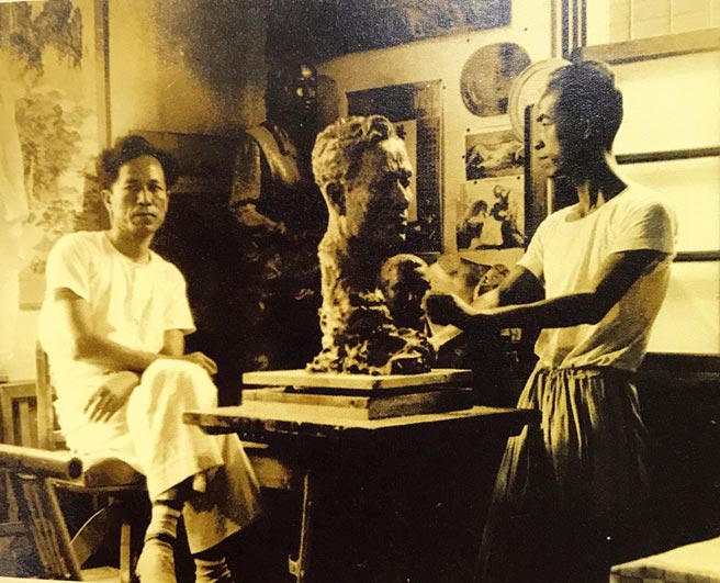 杨英风替陈慧坤塑像，摄于1953年。图／杨英风美术馆提供