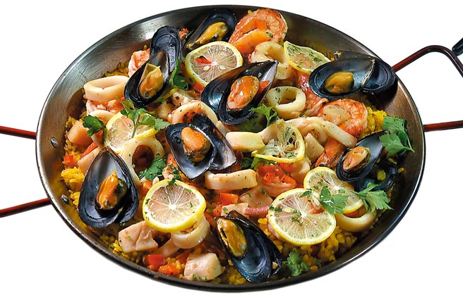 西班牙臘腸入饌料理的〈西班牙海鮮飯〉。圖／姚舜