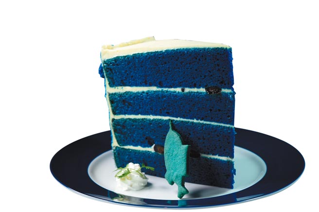 〈藍絲絨蛋糕〉顏色來自藍莓酒，呼應餐廳的主色調。圖／姚舜