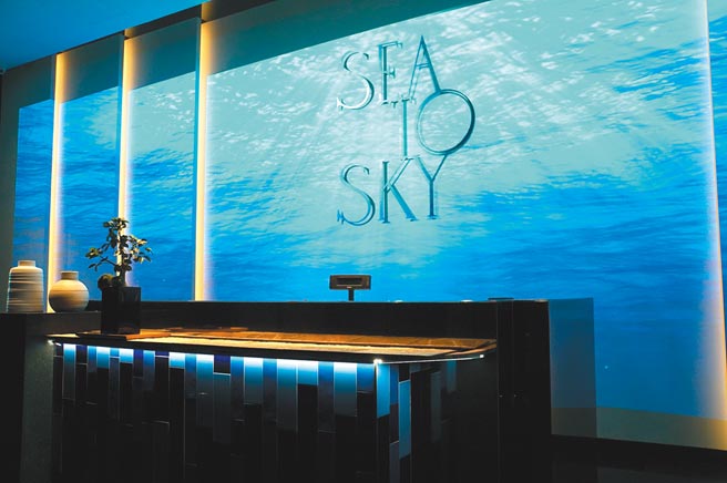 〈Sea To Sky〉位在微風信義47樓，占地160坪、室內座位120席，戶外酒吧50席，共有四間包廂，餐廳以藍色為主調裝潢設計，營造出海天一線的舒適氛圍。圖／姚舜