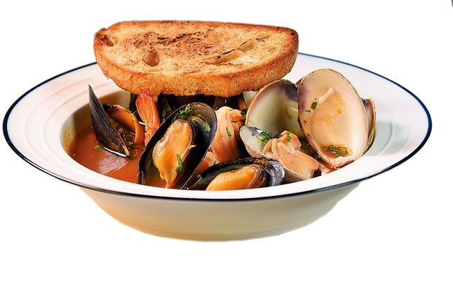中文名「漁人碼頭海鮮湯」的〈Cioppino〉源於美國舊金山，你可以說它是道「義大利式的美國菜」，也可以稱為「美國式的義大利菜」。圖／姚舜