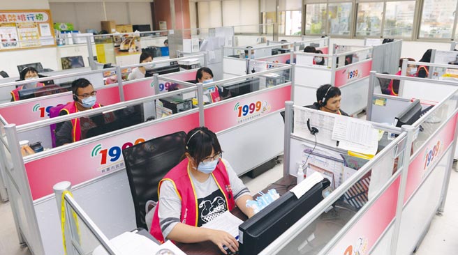 桃园市1999便民专线提供全年无休之市政谘询、陈情申诉、市容查报等服务。图／王德为