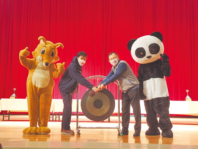 辛丑梅竹賽5日開幕，因存在爭議，清大代表未出席，陽明交大校長林奇宏（右）代為敲鑼，兩隻吉祥物「竹狐（左）」和「龐達熊（右）」同台較勁。竹狐讀音竹湖，代表交大，被戲稱是狐狸吃青蛙（清大）；而龐達熊代表清大，又因貓熊愛吃竹子（交大），引為趣談。（邱立雅攝）