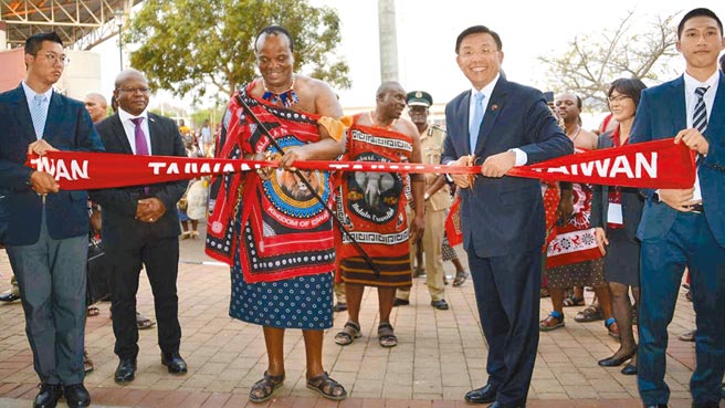 史瓦帝尼是台灣在非洲唯一邦交國，美台使館日前與該國政府共同舉辦線上「夥伴機會考察團」。美國之音形容此舉有意抗衡中共利用經濟誘因逼迫史國與台灣斷交。圖為2019年9月2日駐史瓦帝尼大使梁洪昇（右二）邀請恩史瓦帝三世（左二）共同為「史瓦帝尼國際商展」台灣展覽館剪綵。（摘自中華民國駐史瓦帝尼王國大使館）