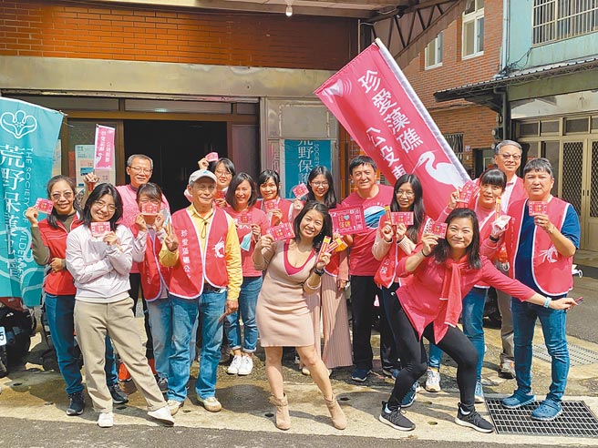 珍爱藻礁公投小组号召全国支持者，于6日穿粉衣展现爱藻礁初心。（珍爱藻礁公投小组提供／黄婉婷桃园传真）