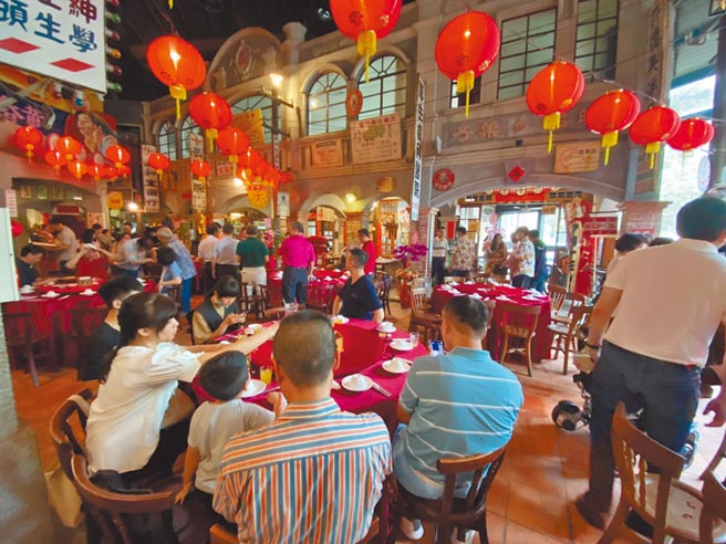 台经院公布1月制造业景气概况出现黄红灯；商研院则表示，台湾商业服务业正处于「大翻转」之中。图为30年怀旧餐厅香蕉新乐园在熄灯后，由新团队接手重新开幕，人潮回流。（冯惠宜摄）