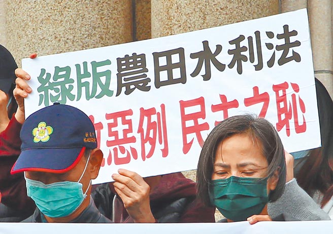水利會自救會認為政府直接將農田水利會收歸國有是強奪民產，自救會成員5日在國民黨立委陪同下在司法院前召開記者會批評農水法違憲，將提釋憲案。（趙雙傑攝）