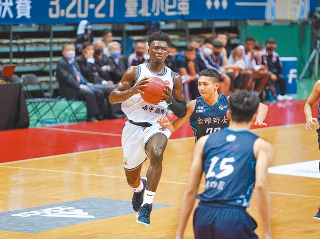 世新阿巴西昨拿18分、4助攻与3篮板，带领球队首次闯进男生组4强。（大专体总提供）