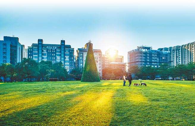 「久云嘉润日出」邻近千坪的向阳大绿地公园。（甲桂林提供）