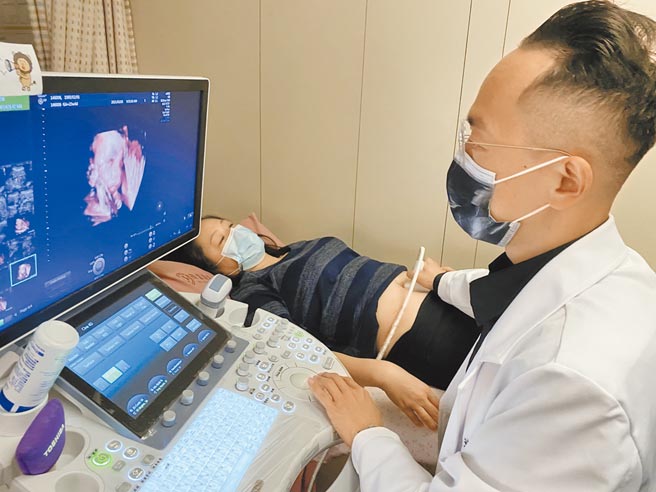 台中茂盛医院执行长李俊逸指出，调查近4千名妇女卵子库存量显示，35岁以下妇女有近10％数值偏低，也就是将无好卵可用，这是一个非常大的警讯，显示台湾女性生育力拉警报。（冯惠宜摄）