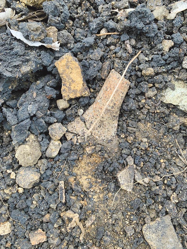 花莲岭顶遗址遭民眾径自开挖，可见陶片及石器散落。（读者提供／王志伟花莲传真）