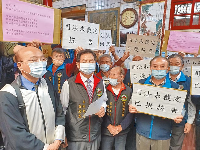 宜兰县礁溪协天庙「双主委」之争未歇，吴宏昱（前左二）、简苍明（前右一）5日两派人马正面交锋。（胡健森摄）