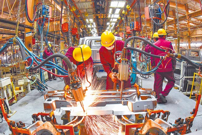 大陆《十四五规画纲要》草案指出，要强化国家战略科技力量。图为山东青州市一家汽车厂进行焊接生产作业。（新华社）