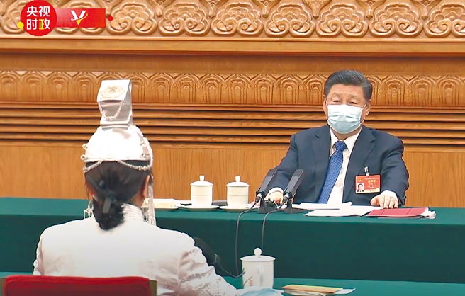 中共中央总书记习近平5日赴内蒙古代表团，回应教科书争议，他强调要铸牢中华民族共同体意识。（摘自央视）