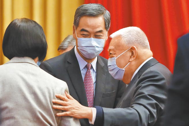 香港前特首董建华（右）5日列席大陆全国人大开幕式，离席时不慎跌倒，前特首梁振英（中）上前关心致意。（中新社）