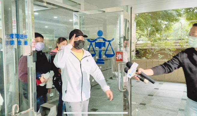 新北市議員曾煥嘉因涉嫌詐領助理費128萬多元遭起訴，他在移審庭上承認部分犯行事實，遭法官裁定300萬元交保，限制出境、出海8月。（蔡雯如攝）