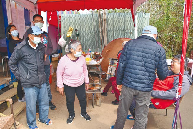 反坤舆抗争村民们听闻县府中止坤舆试营运许可笑顏逐开。（谢明俊摄）