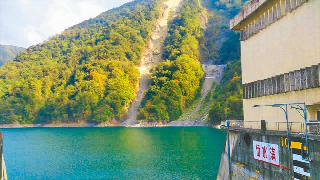 水情吃紧，德基水库蓄水量不足，为降低工商业用水影响，台中市府放宽工商业使用地下水限制。（卢金足摄）