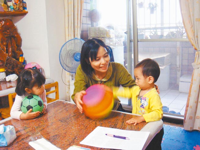 嘉义市办理临时托育喘息服务，由托育人员短时间照顾幼儿。（嘉义市政府提供／廖素慧嘉市传真）