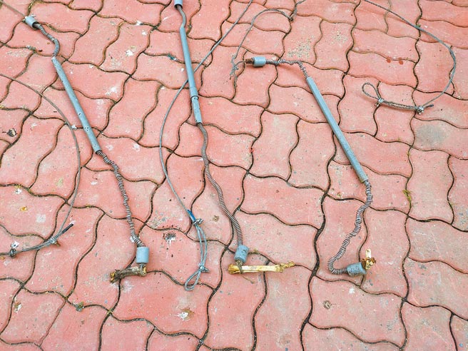 嘉义县、云林交界的龙眼林山区有民眾放置捕兽铗、山猪吊，造成当地9成流浪狗伤残，嘉义县家畜疾病防治所找到多具山猪吊。（嘉义县政府提供／吕妍庭嘉义传真）