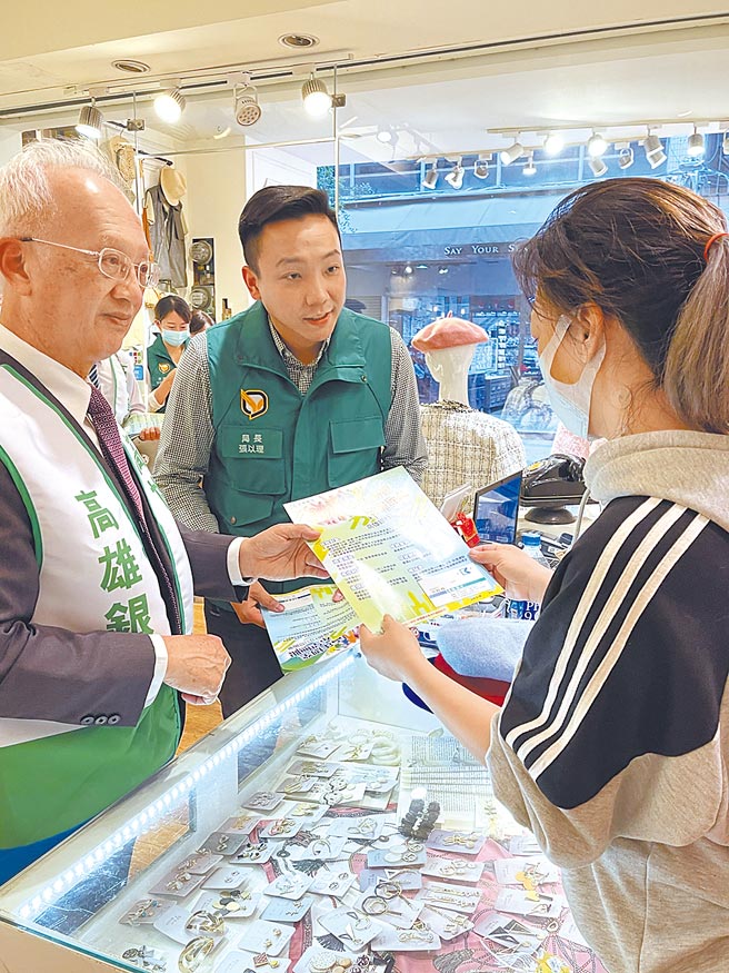 青年局长张以理(中)表示，摆摊车能申请最高50万元的青创贷款，可望让经营小本生意的年轻人获得实质帮助、创造更多的就业机会。（高雄市青年局提供／林雅惠传真）