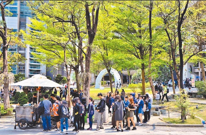 朱威的行动摊车到正修科大卖章鱼烧，现场许多民眾排队等候购买。（朱威提供／林雅惠高雄传真）