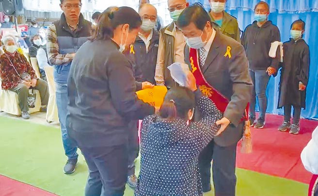 台鐵局海端火車站日前發生2死1傷重大工安意外，因公殉職的池上工務段潘姓領班5日出殯，家屬向台鐵代理局長祁文中下跪並遞交陳情書。（蔡旻妤攝）