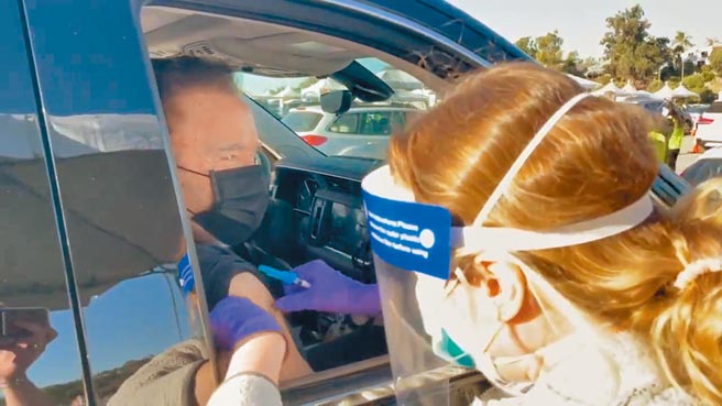 阿诺史瓦辛格（左）今年初贴出接种疫苗的影片。（摘自推特）