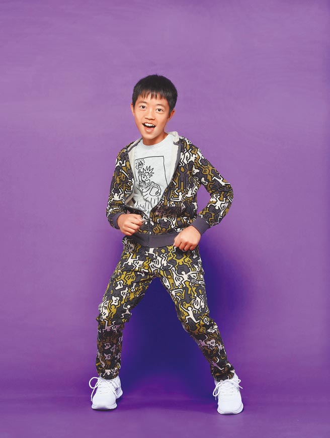 李奕樵穿上Benetton X Keith Haring联名作品，他说是自己最爱的一套，Benetton 上衣880元、涂鸦夹克2380元、涂鸦长裤2380元。（石智中摄）