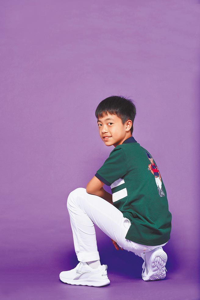 李奕樵穿上Polo Ralph Lauren后，让妈妈眼睛一亮，Polo熊上衣4680元、白色长裤4180元。（石智中摄）