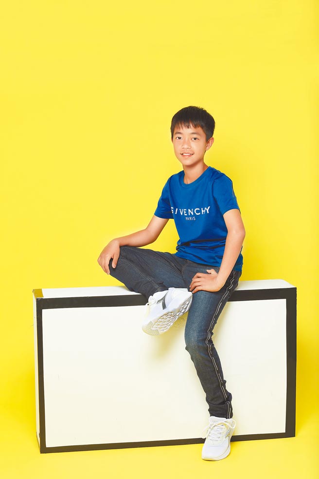 李奕樵穿上另一套牛仔裤与蓝色上衣，展现小男生该有的元气精神。Givenchy蓝色Logo上衣6980元、蓝色牛仔裤1万2580元。（石智中摄）