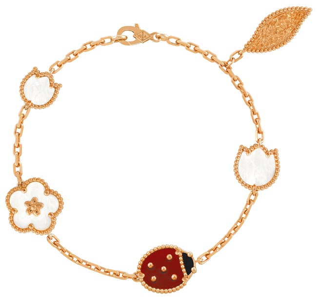 梵克雅寶Lucky Spring幸運瓢蟲珠寶手鍊，五枚綴飾，白色珍珠母貝、紅玉髓、縞瑪瑙，約14萬8000元。（Van Cleef & Arpels提供）