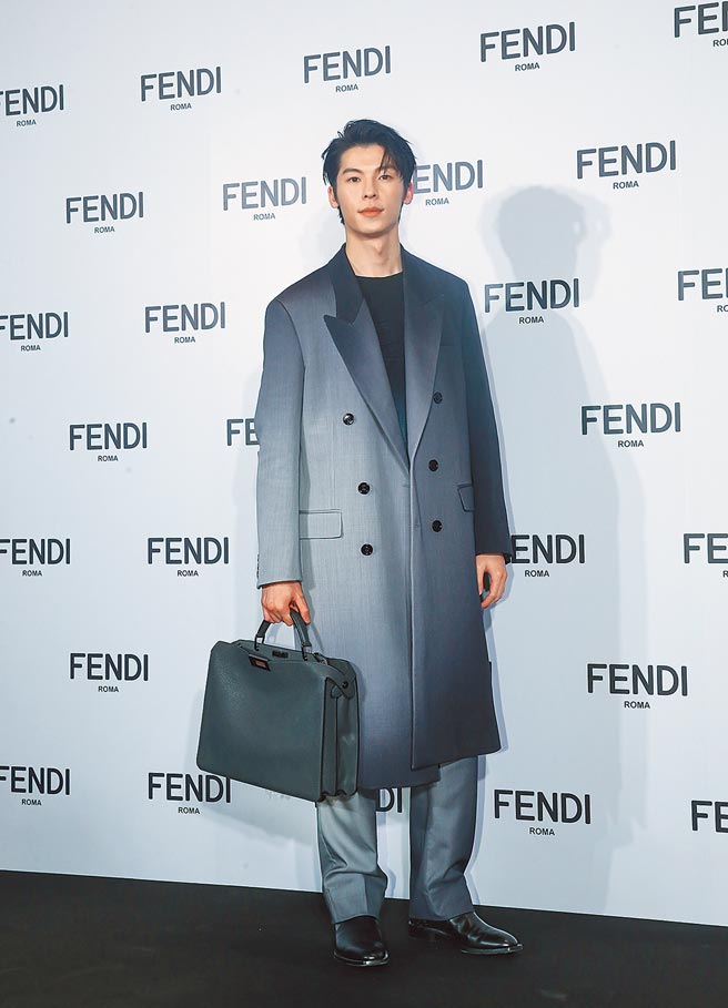 許光漢穿Fendi 2021春夏男裝聚光燈效果西裝大衣16萬8000元、聚光燈效果T-Shirt 2萬6000元、聚光燈效果直筒西裝褲3萬500元、Peekaboo ISeeU Medium造型包款16萬8000元、高筒皮革靴3萬4900元。（盧禕祺攝）