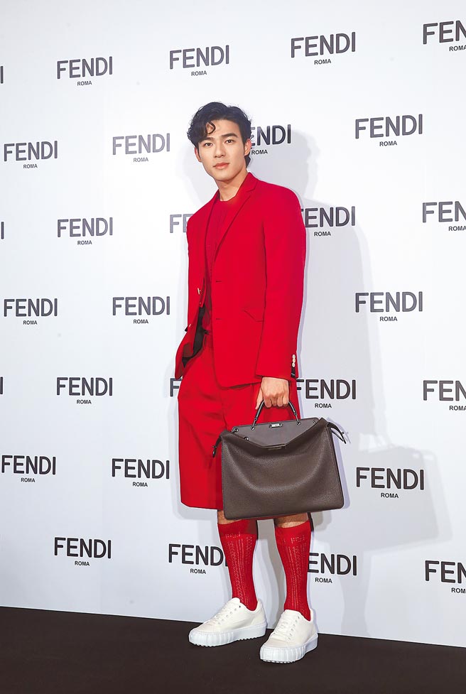 陳昊森穿Fendi 2021春夏系列，大紅色系搶眼十分。亮紅西裝外套6萬8000元、亮紅針織衫2萬800元、亮紅及膝西裝褲1萬9800元、亮紅針織長襪5200元、Fendi Force白色休閒鞋2萬4500元、Peekaboo ISeeU Medium包16萬8000元。（盧禕祺攝）