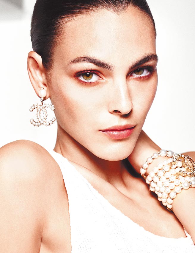 香奈儿珍珠光感限量彩妆系列珍珠幻彩形象图。（香奈儿提供）