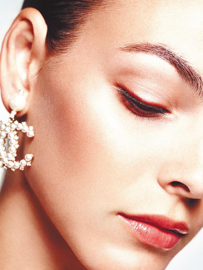 香奈儿珍珠光感限量彩妆系列珍珠幻彩形象图。（香奈儿提供）