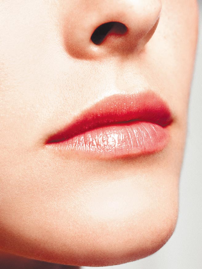 香奈儿珍珠光感限量彩妆系列珍珠幻彩形象图。（香奈儿提供）