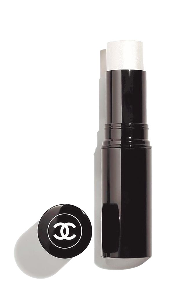 香奈儿水润聚光棒贝壳光，1620元。（香奈儿提供）