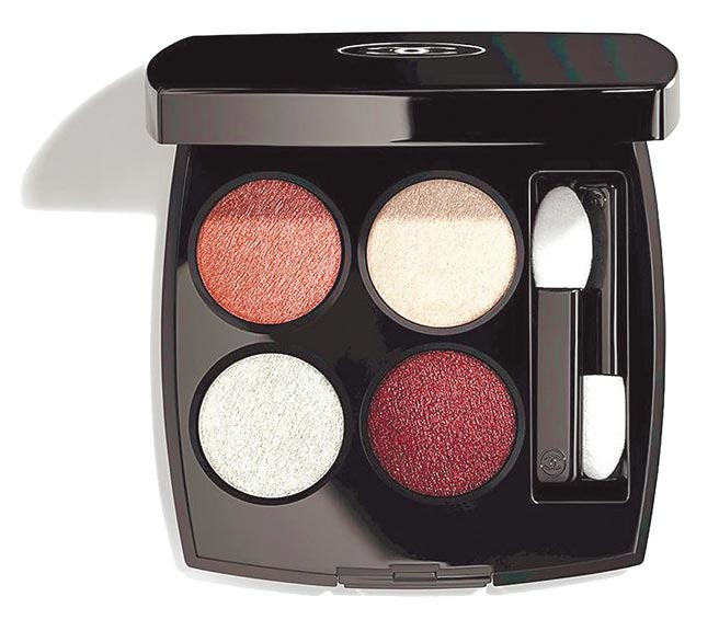 香奈儿四色眼影#374幻彩珍珠（限量），2300元。（香奈儿提供）