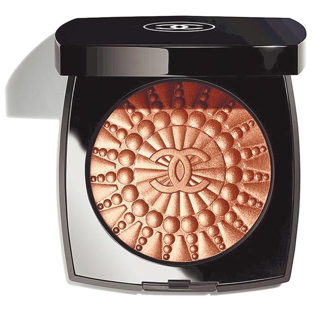 香奈儿光灿珍珠亮采盘限量，2270元。（香奈儿提供）