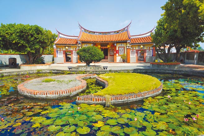 屏東佳冬鄉的三級古蹟「楊氏宗祠」看得見許多設計藝術，庭園中擁有全台唯一的太極兩儀池。（何書青攝）