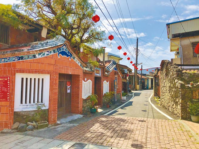 佳冬鄉保留著許多早期老厝，走訪巷弄間彷彿來了一趟穿越時空之旅。（何書青攝）