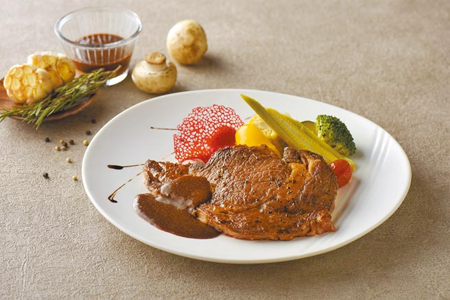 和逸飯店‧高雄中山館高空美景餐廳的8盎司美國頂級肋眼牛排，肉質香嫩。（和逸飯店‧高雄中山館提供）