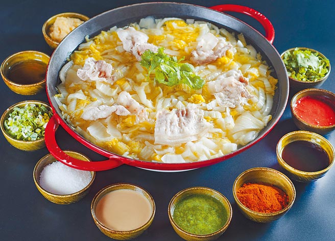 台北凯撒大饭店Checkers餐厅「酸菜白肉锅」，美味四溢。（台北凯撒大饭店提供）