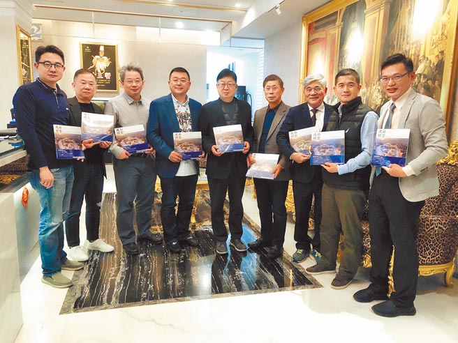 大台中不动产开发公会发行会勘在诚品书局上架，所得捐助弱势团体。（图／黄绣凤）