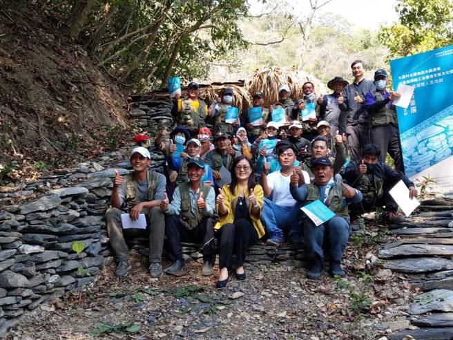 屏东林管处辅导雾台乡大武部落，进行专业导览人员培训，并以鲁凯传统工法营造石板矮墙的巡水路边坡，成为未来部落发展观光的重要利基。（屏东林管处提供／潘建志屏东传真）