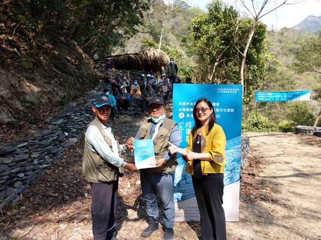 屏东林管处辅导雾台乡大武部落，进行专业导览人员培训，并以鲁凯传统工法营造石板矮墙的巡水路边坡，成为未来部落发展观光的重要利基。（屏东林管处提供／潘建志屏东传真）